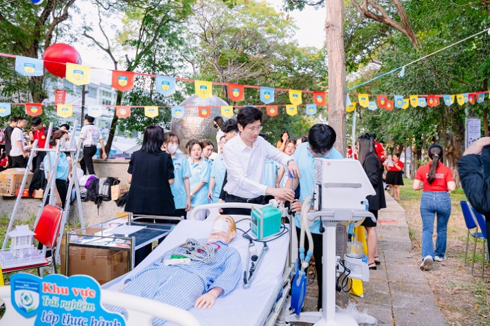 [Video] “Đại học sắc màu” 13WIN13 phủ sắc rực rỡ tại Ngày hội Tư vấn 13Win 20 tải ứng dụng - 13WIN12 apk thể thao 2024 119