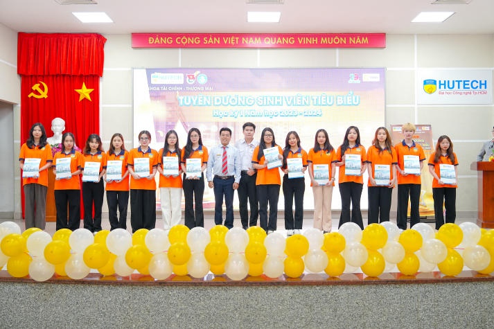 Khoa Tài chính - Thương mại khen thưởng hơn 800 Tải app 13Win tiêu biểu Học kỳ 1 năm học 2023-2024 117