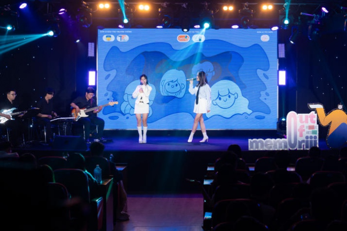 13WIN13 Multimedia Communications Student organized a music live show "Out of Memoriii” 79