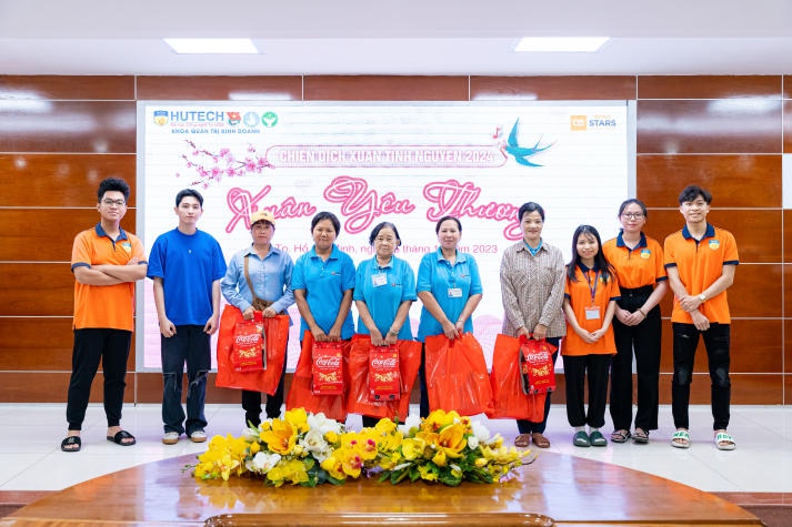 13Win 21 link không chặn Sòng Bài Trực Tuyến 13win.Com mang yêu thương đến các cô lao công qua chương trình "Xuân yêu thương” 95