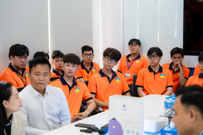 13Win 21 link không chặn Khoa Luật định hình tương lai 13win 20 giaitri tructuyen qua chuyến tham quan Shinhan Bank 30