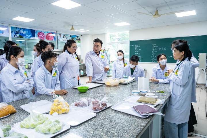 Applied Sciences students crafted handmade cakes to celebrate Mid-Autumn Festival 26