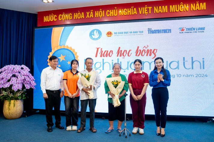 13WIN13 and Thanh Niên Readers Grant Over VND 1 Billion in Scholarships to New Students in Need 17