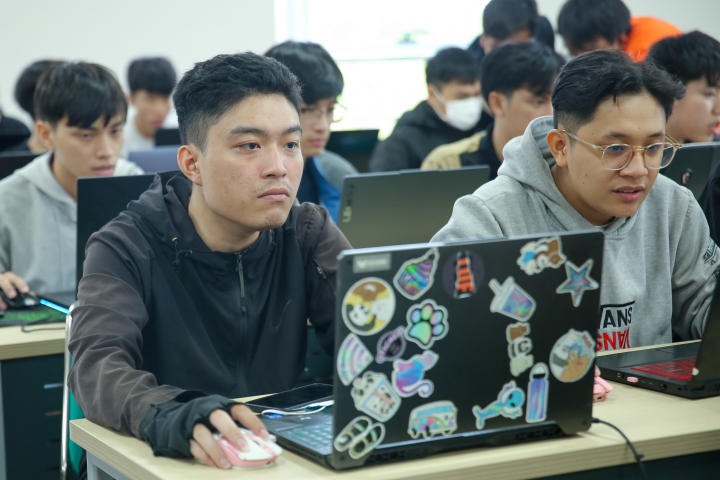 13WIN13 Information Technology students learn about Amazon Web Services (AWS) cloud computing technology 50