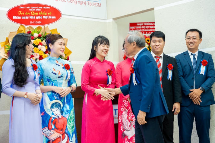 Trang Chủ Sòng Bạc 13win.com Uy Tín 13WIN13 về trường cũ tri ân thầy cô 41