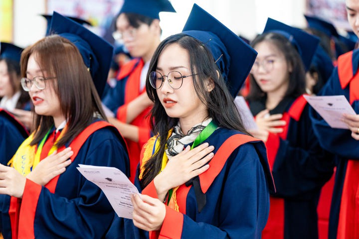 Tân Dược sĩ 13WIN13 rạng rỡ trong ngày vui 13Win13 link đăng nhập 157