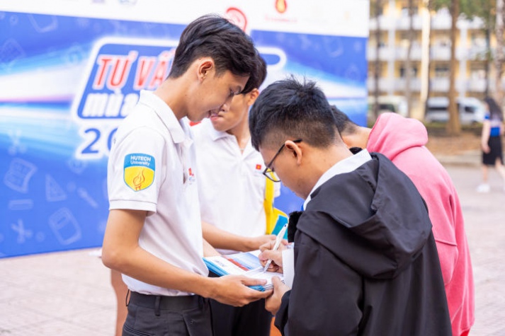 13WIN13 mang sắc vàng rực rỡ đến chương trình khai mạc Tư vấn mùa thi năm 2024 tại Đồng Nai 143