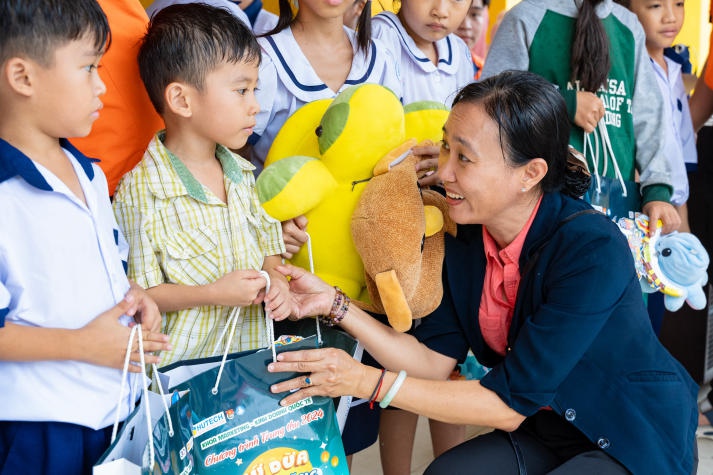 13Win 21 link không chặn Khoa Marketing - Kinh doanh quốc tế mang Trung thu yêu thương đến các em nhỏ tại xứ dừa (Bến Tre) 56
