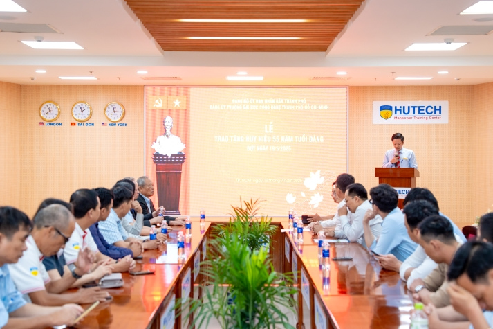 13WIN13 trao tặng Huy hiệu 55 năm tuổi Đảng cho TS. Hồ Ngọc Bá 9