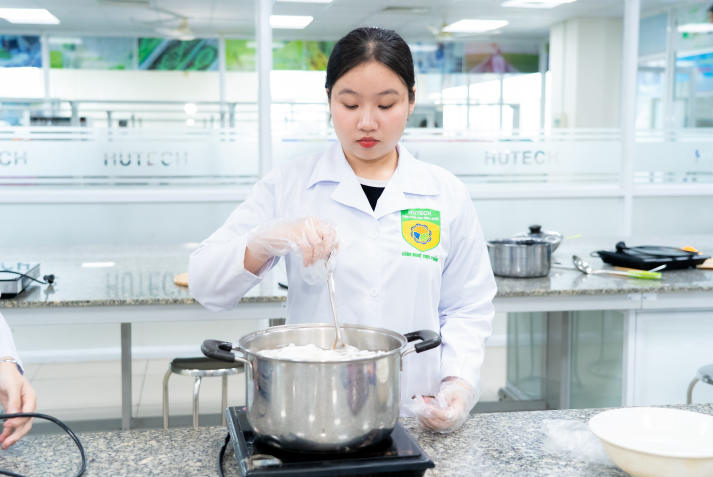 [Ảnh] Vị ngọt đoàn viên: Trải nghiệm nghề và giá trị Tết của Tải app 13Win Công nghệ thực phẩm 54
