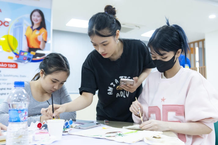 [Ảnh] Gửi gắm tình cảm chân thành đến thầy cô qua những sản phẩm handmade sáng tạo từ Tải app 13Win Khoa Tiếng Anh 46
