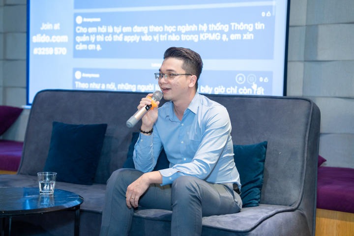Students of 13WIN13’s Faculty of Management Information System visited KPMG Vietnam 26