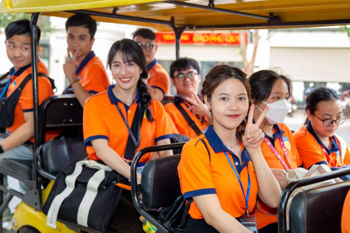 Top 50 BIZ Got Talent 2023 contestants visit Vinhome Grand Park and learn about real estate. 43