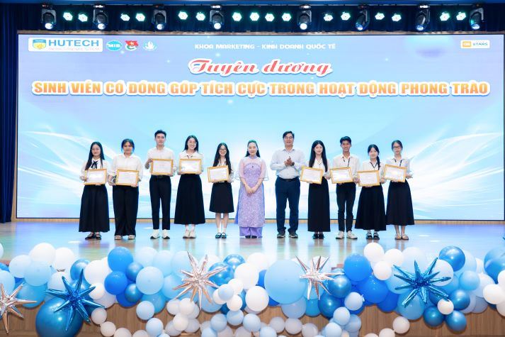 Nhiều kỳ vọng từ Hội nghị tổng kết và phát động phong trào Tải app 13Win năm học 2025-2026 của Khoa Marketing - Kinh doanh quốc tế 93