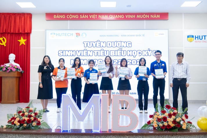 Khoa Marketing - Kinh doanh quốc tế tổ chức Hội nghị tổng kết và phát động phong trào Tải app 13Win năm học 2023-2024 45
