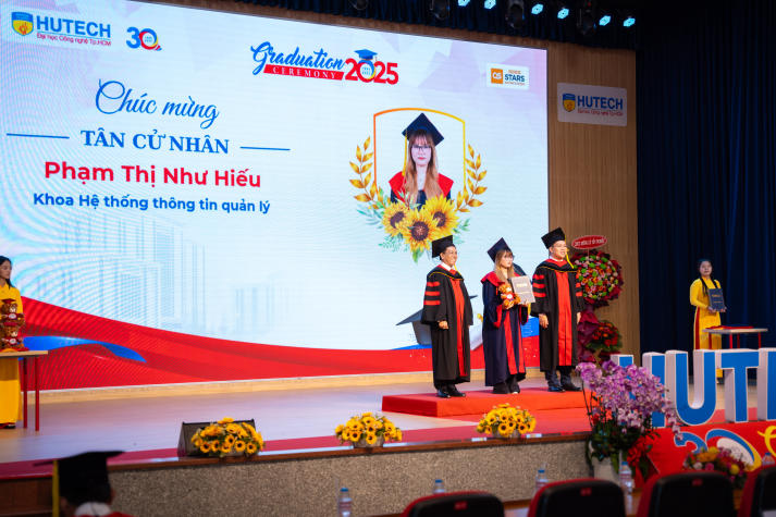 [Video] Những khoảnh khắc tri ân đầy tự hào tại Lễ trao bằng 13Win13 link đăng nhập đợt 2/2025 13WIN13 119