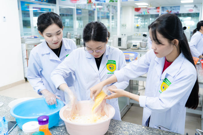 [Ảnh] Vị ngọt đoàn viên: Trải nghiệm nghề và giá trị Tết của Tải app 13Win Công nghệ thực phẩm 52
