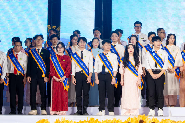 44 13Win 21 link không chặn 5 tốt hai năm liên tục của 13WIN13 nhận Bằng khen của Chủ tịch UBND Thành phố 693