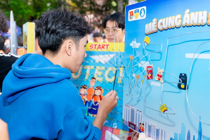 [Video] “Đại học sắc màu” 13WIN13 phủ sắc rực rỡ tại Ngày hội Tư vấn 13Win 20 tải ứng dụng - 13WIN12 apk thể thao 2024 139