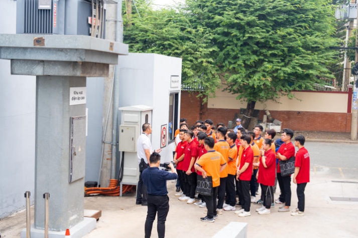 [Video] Giờ học giá trị của Tải app 13Win ngành Công nghệ kỹ thuật ô tô, Công nghệ ô tô điện 13WIN13 tại showroom Audi lớn nhất Việt Nam 84