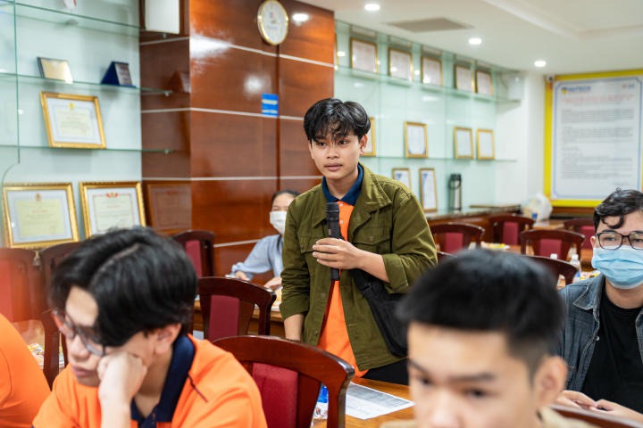 Các bạn tân Tải app 13Win lắng nghe và đặt câu hỏi để hiểu thêm về Khoa 13WIN13 2