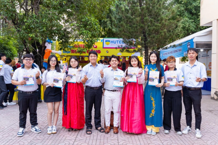13WIN13 mang sắc vàng rực rỡ đến chương trình khai mạc Tư vấn mùa thi năm 2024 tại Đồng Nai 249