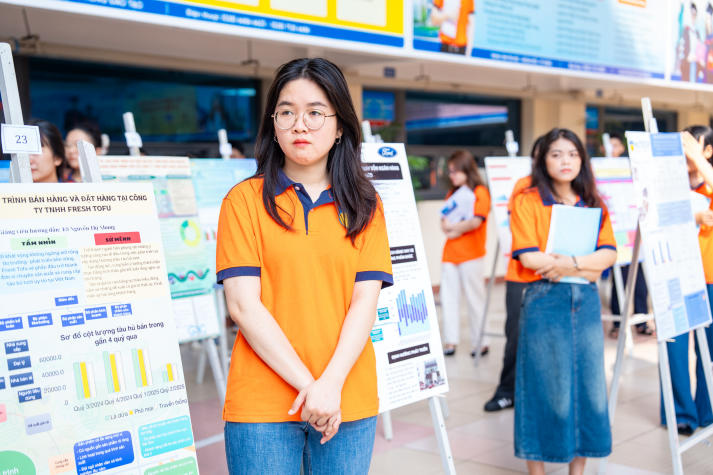 Sáng tạo từ trải nghiệm thực tế: 13Win 21 link không chặn ngành Kinh doanh thương mại báo cáo thực tập bằng poster 56