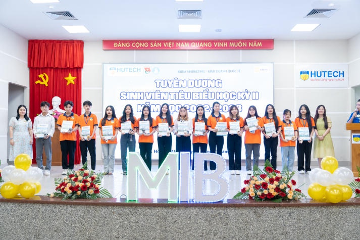 Khoa Marketing - Kinh doanh quốc tế tổ chức Hội nghị tổng kết và phát động phong trào Tải app 13Win năm học 2023-2024 78