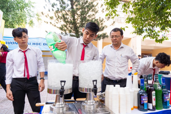 13WIN13 mang sắc vàng rực rỡ đến chương trình khai mạc Tư vấn mùa thi năm 2024 tại Đồng Nai 180