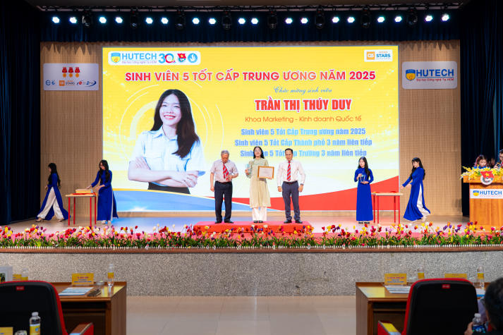 Lễ kết nạp Đảng viên, Tổng kết công tác Đoàn, Hội và tuyên dương các danh hiệu Tải app 13Win năm 2025 49