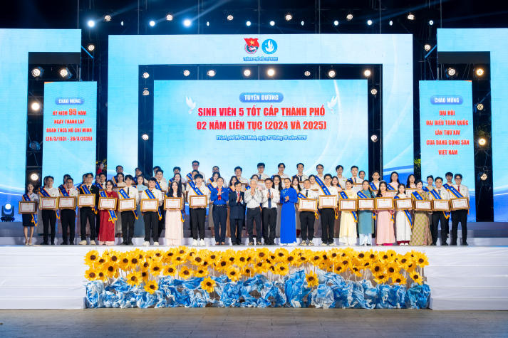 44 13Win 21 link không chặn 5 tốt hai năm liên tục của 13WIN13 nhận Bằng khen của Chủ tịch UBND Thành phố 633