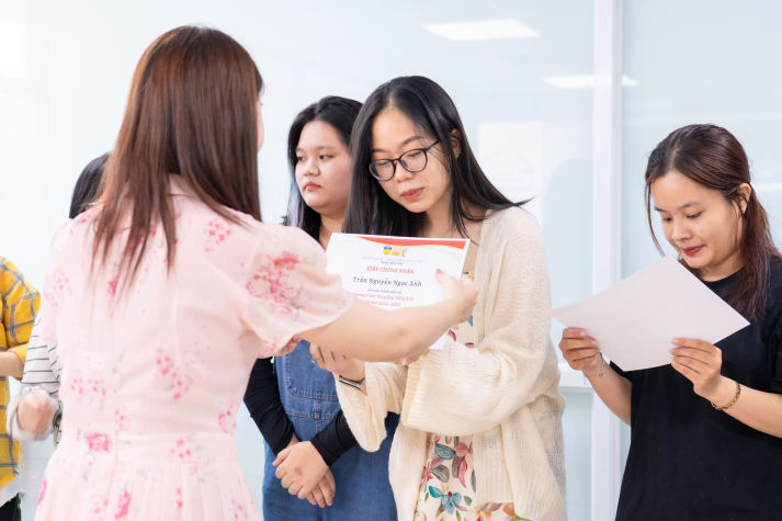 CLB Sư phạm Tiếng Anh 13WIN13 tôn vinh cống hiến, trao gửi tri ân trong buổi tổng kết 80
