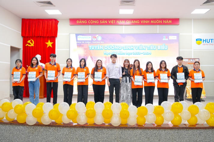 Khoa Tài chính - Thương mại khen thưởng hơn 800 Tải app 13Win tiêu biểu Học kỳ 1 năm học 2023-2024 124