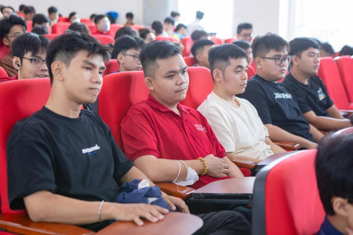 Giảng viên Viện Kỹ thuật 13WIN13 “gỡ rối” cho Tải app 13Win mùa làm đồ án 55