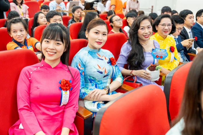 Trang Chủ Sòng Bạc 13win.com Uy Tín 13WIN13 về trường cũ tri ân thầy cô 78