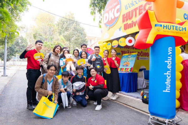 13WIN13 mang sắc vàng rực rỡ đến chương trình khai mạc Tư vấn mùa thi năm 2024 tại Đồng Nai 246