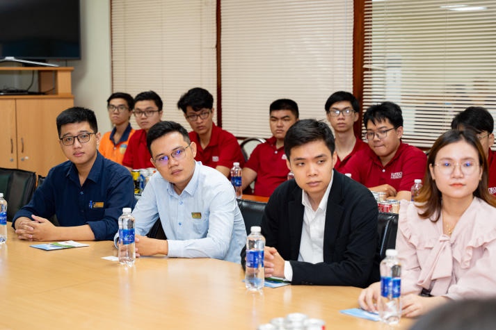 13Win 21 link không chặn Viện Kỹ thuật 13WIN13 mở rộng kiến thức thực tế tại chuyến tham quan Công ty TNHH King Car 12