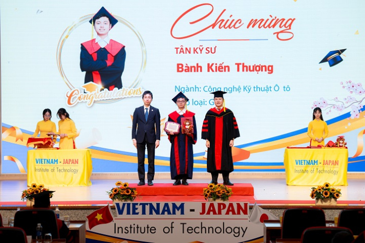 Tân khoa VJIT Trương Nguyên An: “Chúng ta sống không chỉ để tận hưởng" 119