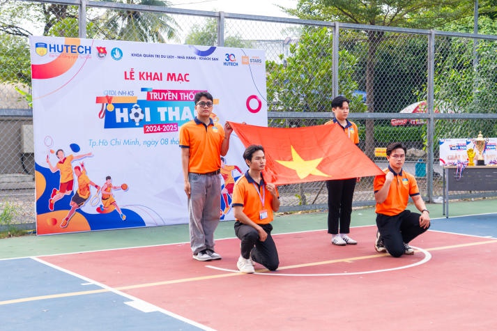 Khoa Quản trị 13Win002 Truy cập link - Nhà hàng - Khách sạn khai mạc Hội thao Tải app 13Win năm học 2024-2025 35