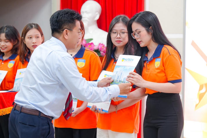 Khoa Tài chính - Thương mại khen thưởng hơn 800 Tải app 13Win tiêu biểu Học kỳ 1 năm học 2023-2024 110