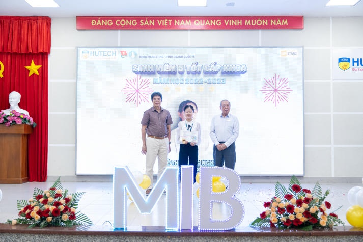 Khoa Marketing - Kinh doanh quốc tế tổ chức Hội nghị tổng kết và phát động phong trào Tải app 13Win năm học 2023-2024 51