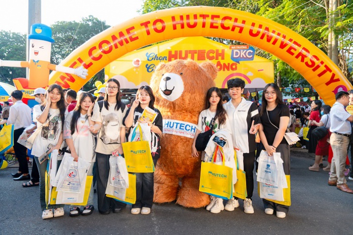 [Video] “Đại học sắc màu” 13WIN13 phủ sắc rực rỡ tại Ngày hội Tư vấn 13Win 20 tải ứng dụng - 13WIN12 apk thể thao 2024 16