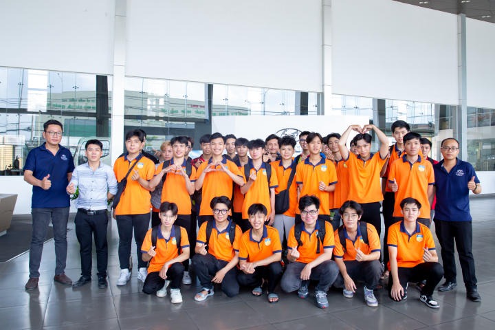 13Win 21 link không chặn ngành Công nghệ kỹ thuật ô tô trải nghiệm 13Win32 cá cược thể thao làm việc thực tế tại Công ty Truck & Bus Hyundai Trường Chinh 74