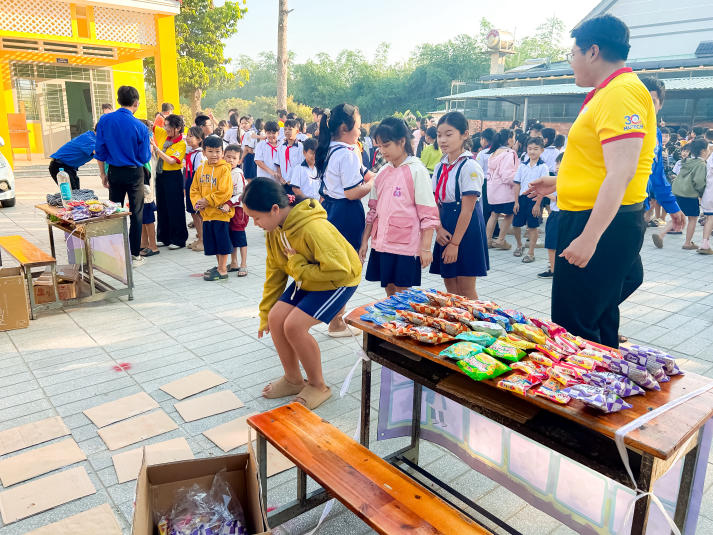 Tuổi trẻ Khoa Quản trị 13Win002 Truy cập link - Nhà hàng - Khách sạn mang xuân đến vùng đất nghĩa tình 82