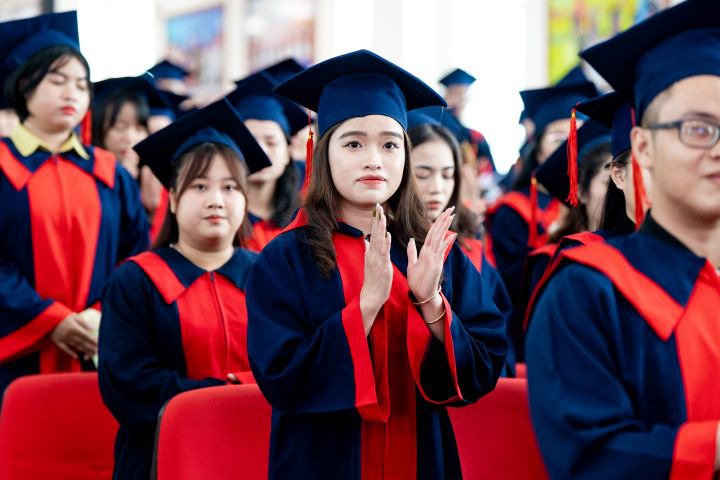 Tân Dược sĩ 13WIN13 rạng rỡ trong ngày vui 13Win13 link đăng nhập 15