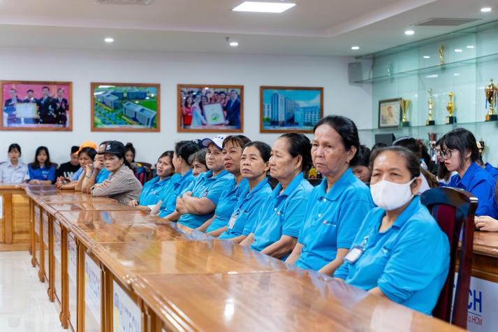 13Win 21 link không chặn Sòng Bài Trực Tuyến 13win.Com mang yêu thương đến các cô lao công qua chương trình "Xuân yêu thương” 9