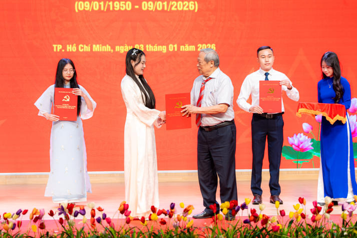Lễ kết nạp Đảng viên, Tổng kết công tác Đoàn, Hội và tuyên dương các danh hiệu Tải app 13Win năm 2025 25