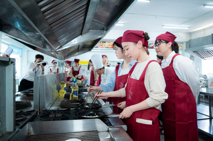 Connecting through flavor: 13WIN13 and Kagawa Nutrition University students explore Vietnamese-Japanese cuisine 70