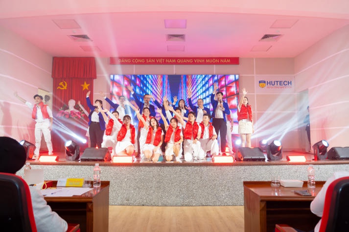 Với lòng nhiệt huyết, năng khiếu, CB-GV-NV 13WIN13 tỏa sáng tại Hội thi “Tiếng hát từ Tải app 13win” lần thứ 18 99