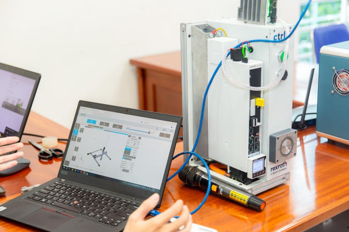 Students of the Institute of Engineering approach the CtrlX Automation solution from Bosch Rexroth 81